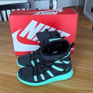 Nike Roshe One Hi SE Anthracite/Green Glow Boot Sneakers NEW IN BOX!